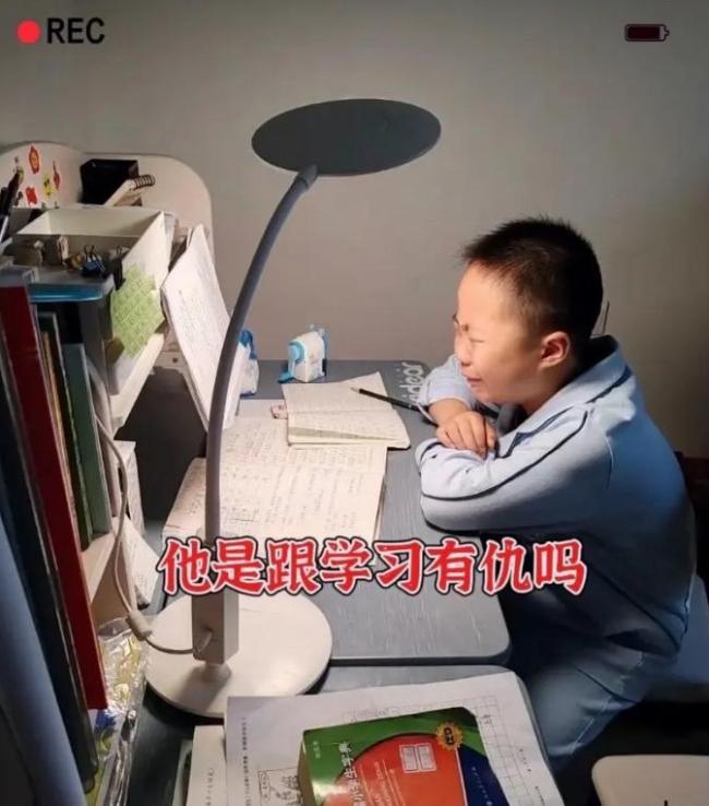 孩子写作业坐不住踩缝纫机后安生了 专注力被破坏的真相