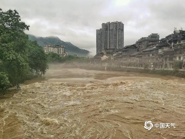 湖南湘西强降雨水漫街道