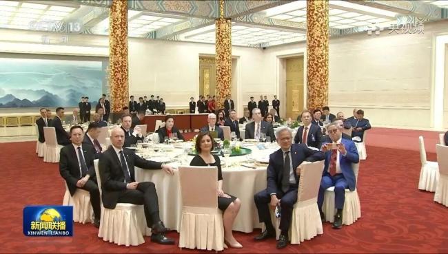 中美企业家国宴照片刷屏背后