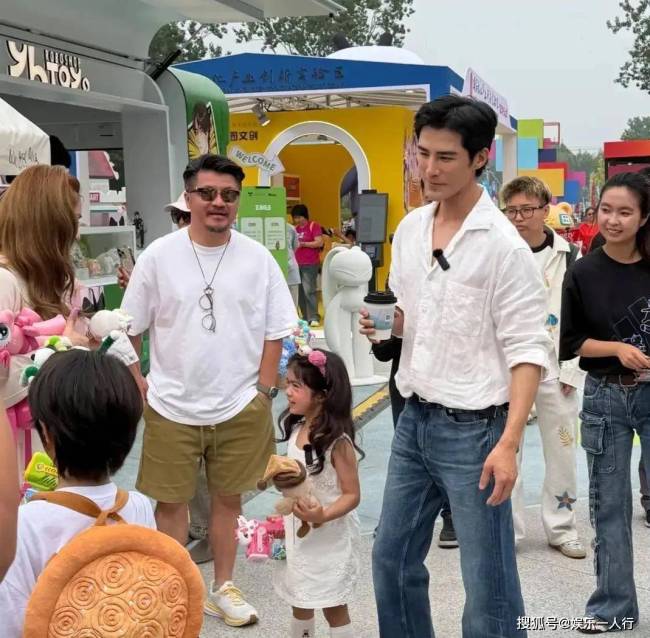 姜潮麦迪娜7岁儿子颜值 遗传基因开挂