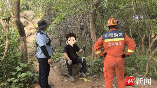 失温老人被困消防员涉水托举救援