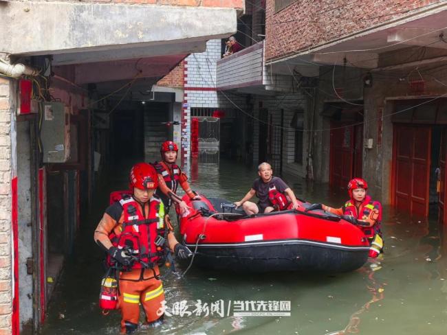 贵州消防紧急救援14名被困群众 强降雨引发险情