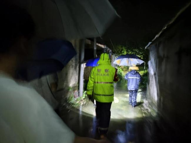 救援现场民警挨家搜寻转移群众 洪水中的生命守护者