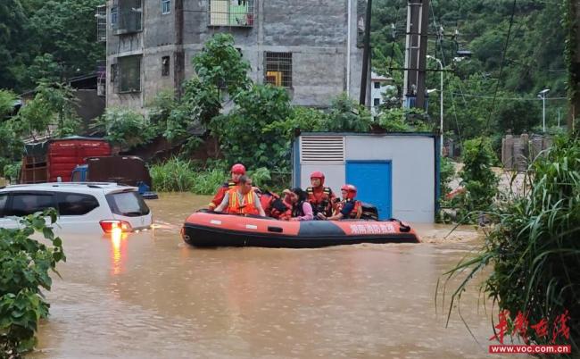 湖南邵阳暴雨围困群众 消防驾舟救援 洪水中的生命接力