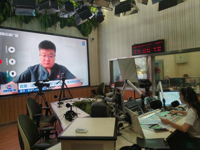 乘客开门杀致人骨折称司机未提醒 共同侵权责任解析