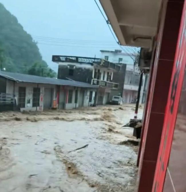 广东茂名大坡镇遭暴雨山洪袭击 邓水江桥被冲塌