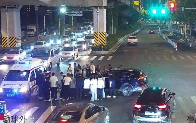 路人秒集結(jié)齊發(fā)力徒手抬車救人 鹽城速度與溫度