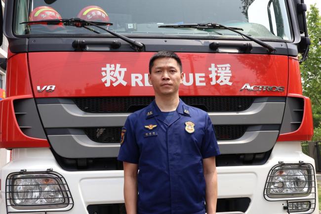 消防员蒋寒阳：抱婴儿过绝壁 责任重如山