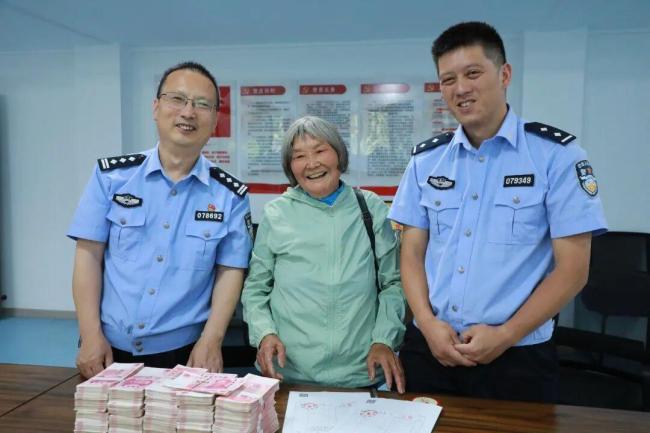 老人把40多萬元藏在家中被盜 警方迅速破案全額追回
