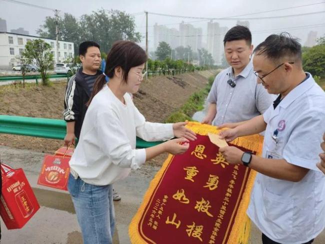 老人连人带车落水 众人10分钟救回2人 生死救援暖人心