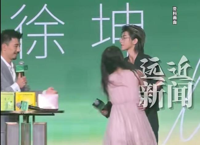 蔡徐坤被女粉丝冲上台强抱
