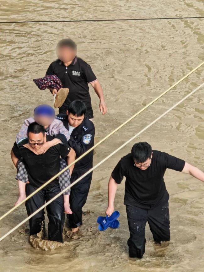 贵州多地强降雨 民辅警闻“汛”而动