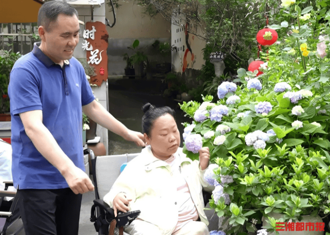 满院繁花是听障丈夫的无声告白