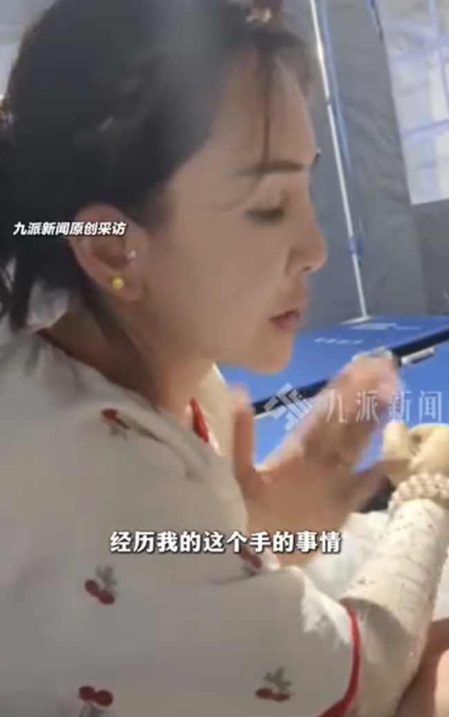 柳州女孩安置点展示漂亮义肢 温情守护家园