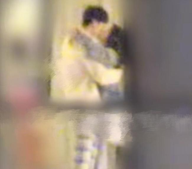 媒体评周也与男友约会被偷拍 恋情曝光引发热议