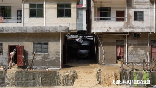 父亲刚过世他披麻戴孝组织救援 洪水夜救村民