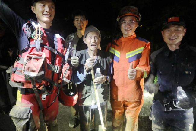 “我自己能翻一座山算一座山”，92岁老人一句“不要背”让消防员破防