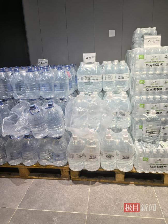 河南尉氏县部分区域一度停水超24小时 居民抢购桶装水