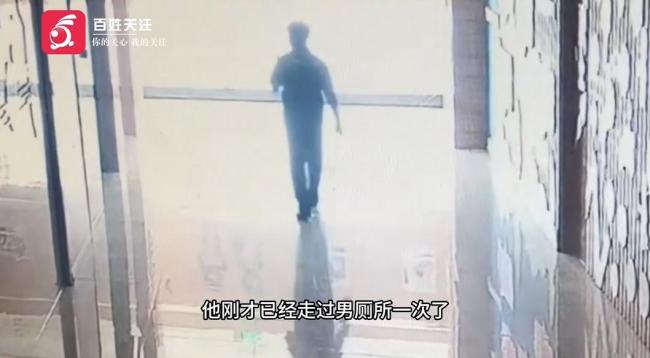 绵阳一男子尾随女子进女厕所 现场被抓拍