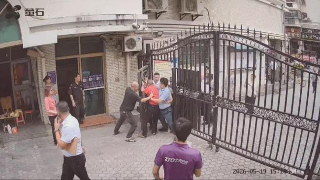 两物业“抢地盘” 七旬业主受伤昏迷