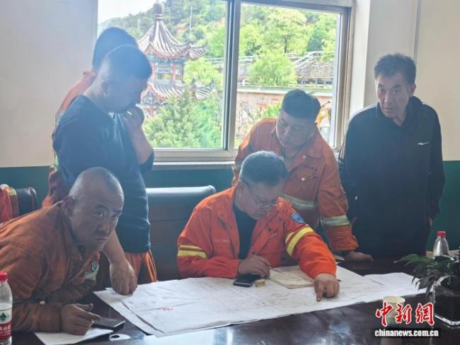 山西煤矿救援现场 救护车分批集结 全力搜救进行中