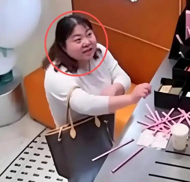 顧客因漏放吸管辱罵砸打店員 服務(wù)尊嚴(yán)何在