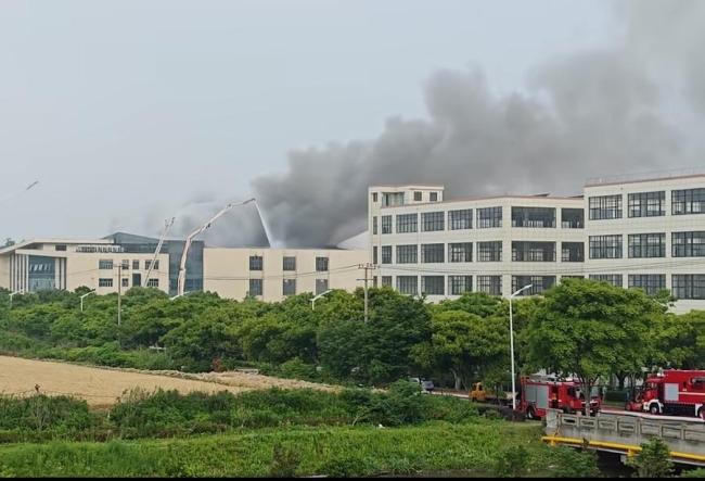 上海一厂房凌晨起火 无人员伤亡