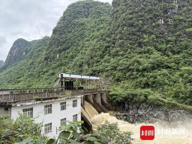 實(shí)探廣西皮卡車墜河事故事發(fā)漫水橋 10人遇難背后的隱憂