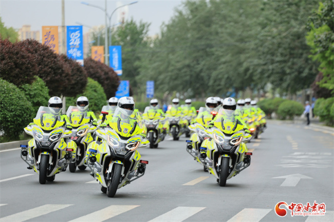 镜头见证警方守护兰马风采 藏蓝身影温暖护航
