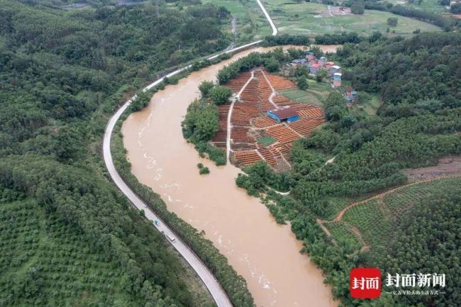 实探广西皮卡车坠河事故事发漫水桥 10人遇难背后的隐忧