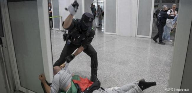 西班牙警察在机场殴打加沙船队人士