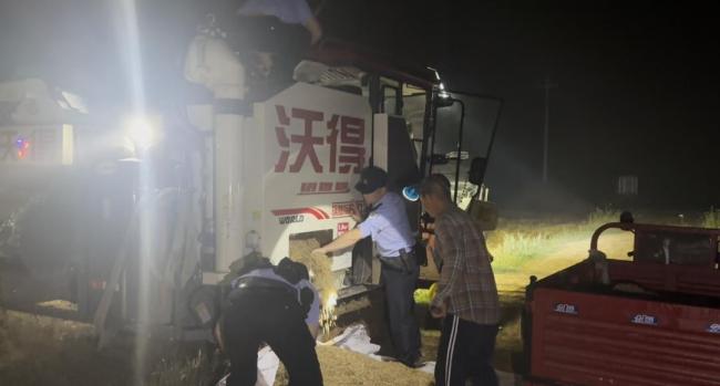 湖北一派出所所长凌晨带人徒手扒小麦