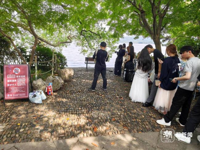 西湖网红椅遭商拍霸位 排队超半小时 游客体验受影响