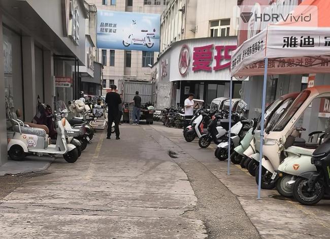 “老头乐”能卖却不能上路? 违规上路隐患多