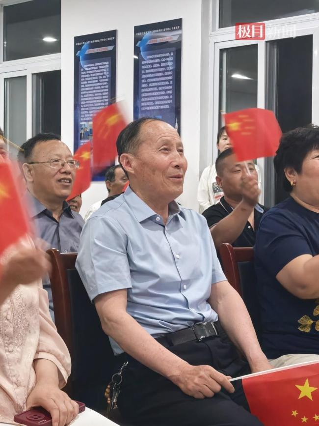 朱杨柱父亲等儿子凯旋去吃沛县冷面
