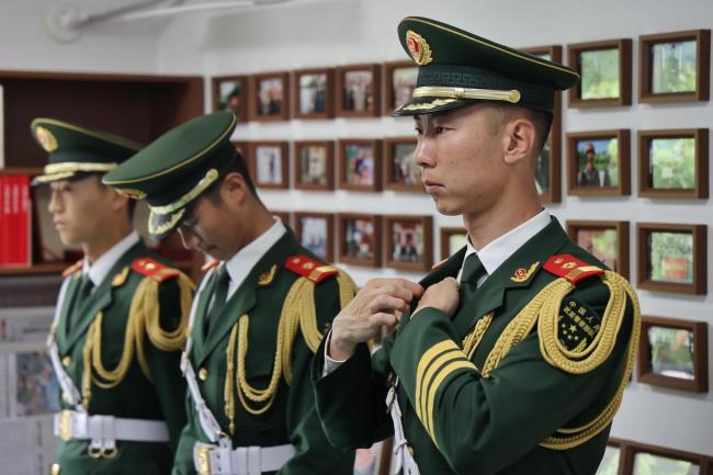 “空軍一號”前巋然不動的軍人找到了 中國定力展現(xiàn)軍人風(fēng)采
