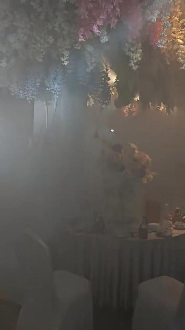 婚礼仪式现场突冒大量烟雾 酒店回应 后厨烟道起火所致