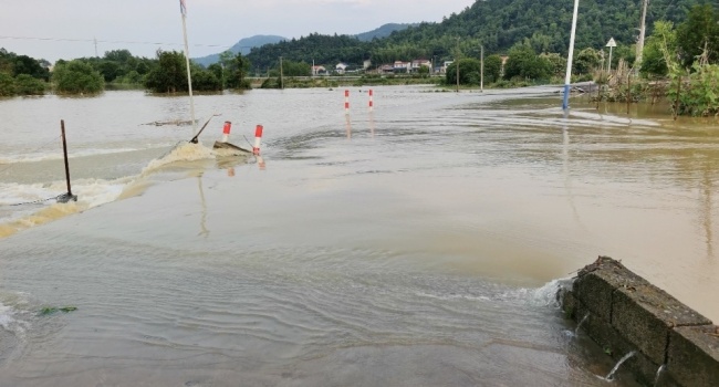 突降暴雨村干部挨个通知村民撤离 雨夜中的紧急转移