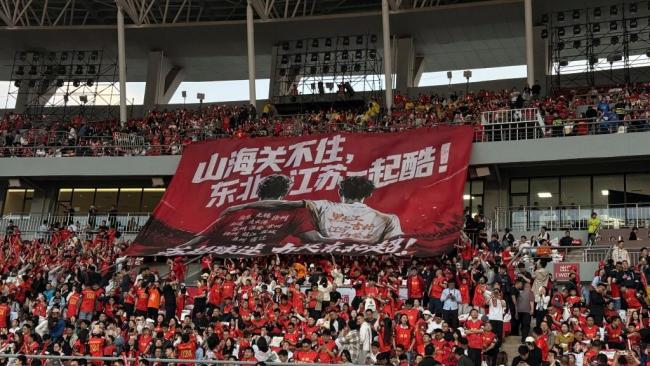 米盧開球！于和偉、高圓圓亮相！首屆東北超開幕，4萬(wàn)人擠爆現(xiàn)場(chǎng) 文體明星齊聚助力