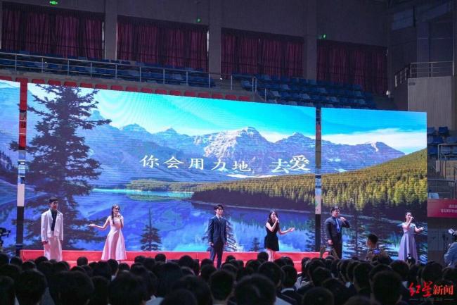 假煽情還是真必要？家長(zhǎng)反對(duì)成人禮 形式主義惹爭(zhēng)議