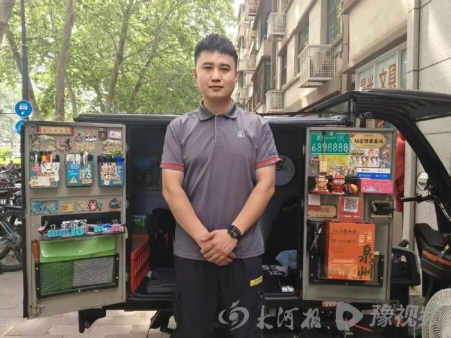 快递小哥将快递车布置得精致整洁 最靓“移动工位”
