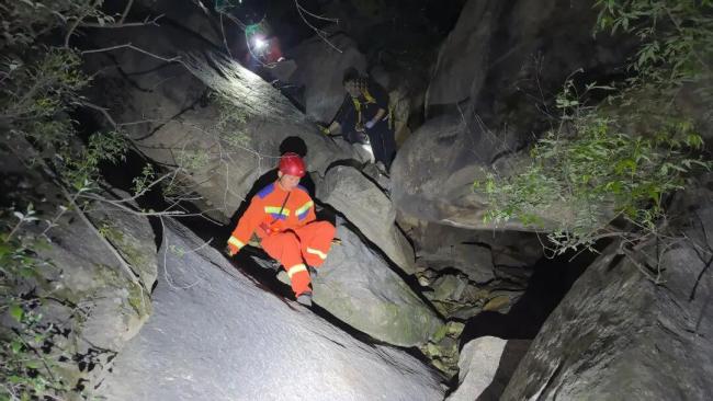 北京雨后，一60多岁老人与老伴爬野山，打滑失足坠下6米高悬崖！提醒市民警惕野山风险