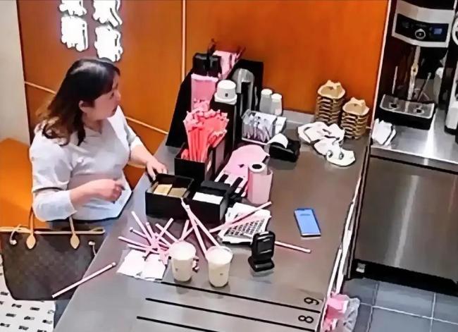 因漏放吸管辱罵打砸店員女子被行拘 情緒失控引爭議
