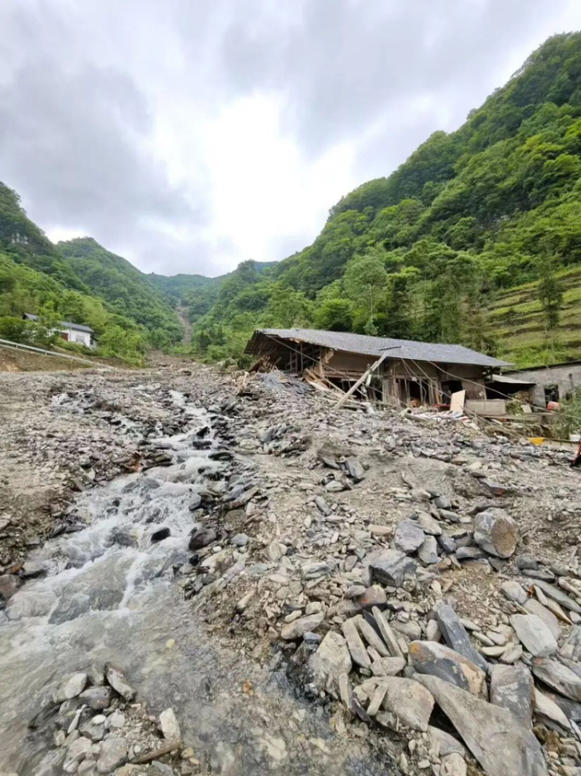 石門暴雨僥幸逃生的村民在山頭眺望家鄉(xiāng)，發(fā)現(xiàn)村莊已消失不見(jiàn)