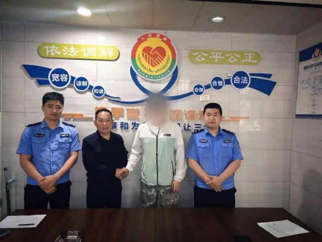 乘客将9.9误付成199395 司机报警 拾金不昧暖人心