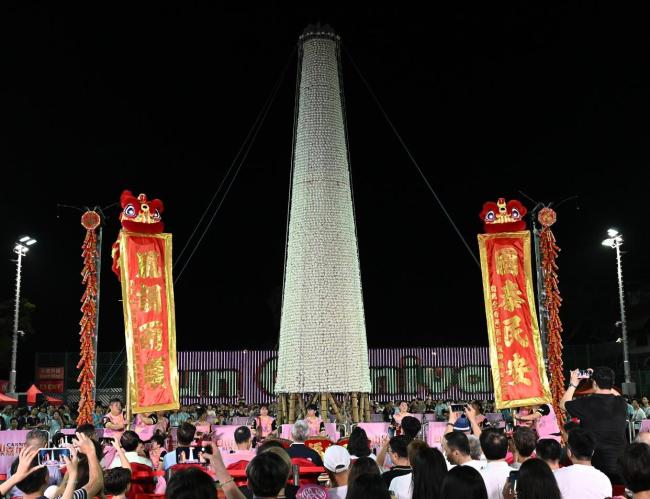 逾千人凌晨圍觀香港“搶包山” 傳承百年非遺盛事