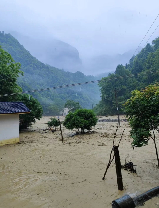 石門暴雨僥幸逃生的村民在山頭眺望家鄉(xiāng)，發(fā)現(xiàn)村莊已消失不見