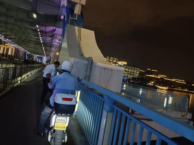 女子夜骑经过大桥 突被细线勒颈 夜钓隐患引关注