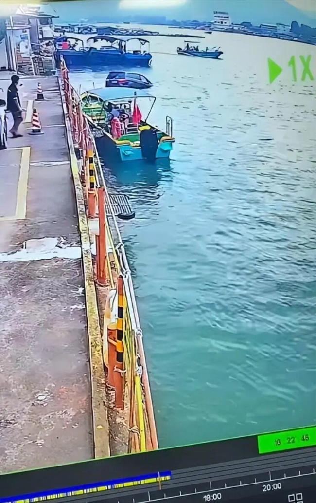 男子加完油径直开车冲进海中