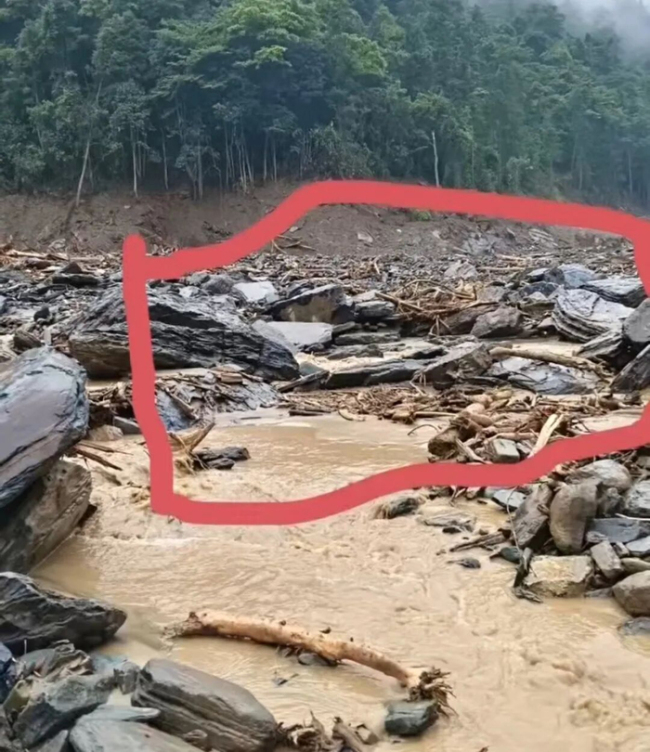石門暴雨僥幸逃生的村民在山頭眺望家鄉(xiāng)，發(fā)現(xiàn)村莊已消失不見(jiàn)